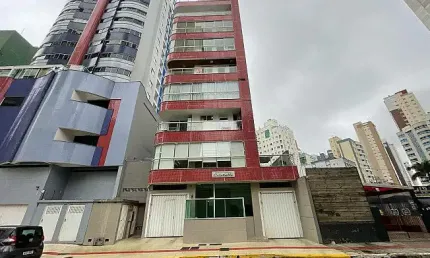 Apartamento amplo com excelente iluminação e ventilação.