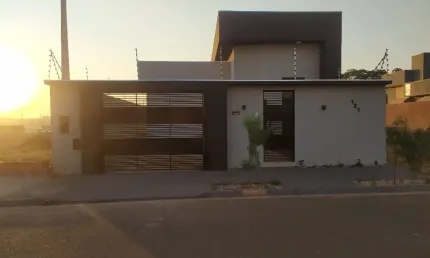 Linda casa residencial, novíssima, no bairro Set Sul II, localizado na parte alta da Zona Sul, um bairro com cara de Condomínio fechado, com diversos atrativos de lazer.