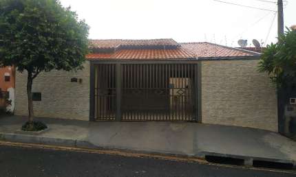 Linda casa no Residencial Machado, rica em armários, ótima localização, ao lado do Condomínio Amazônas, próximo a Av. Danilo Galeazzi e ao Linhão.