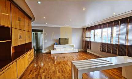Apartamento para Locação com 3 dormitórios sendo 1 suíte, 1 por andar, com 2 vagas de garagem na me
