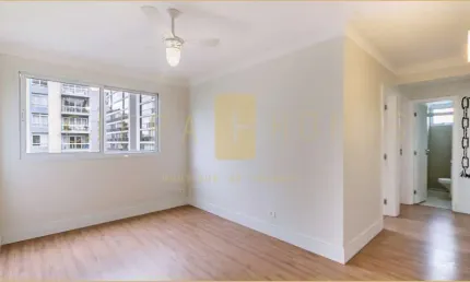 Apartamento de 50 m² com dois dormitórios, varanda, ar-condicionado e vaga em edifício na região no