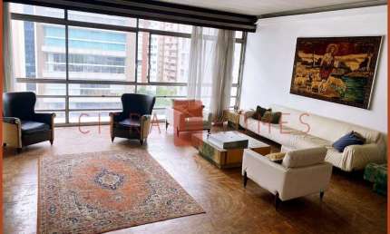 Apartamento excelente e amplo à venda de 250 m², com 3 dormitórios e 2 vagas de garagem, localizado