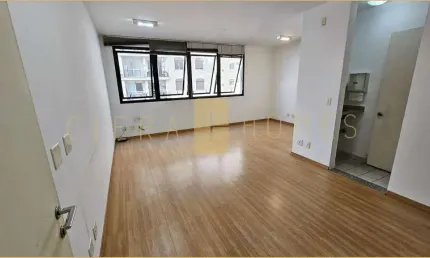 Excelente sala comercial para locação e venda, em andar alto, bem ventilada e iluminada. 01 vaga de