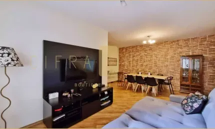 Apartamento à venda, bem iluminado, com 98m² com 2 dormitórios e excelente localização.