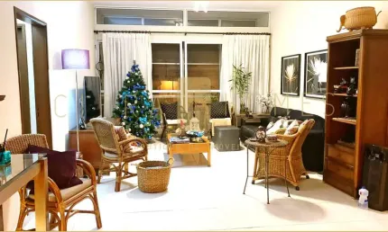 Amplo Apartamento para locação e venda, com Pé-Direito Alto, Luz Natural e Charme Retrô em Prédio C