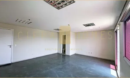 Sala comercial com piso elevado, 45m², ar condicionado, banheiro, varanda, copa, 1 vaga de garagem.