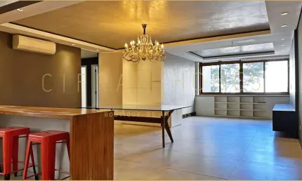 Charmoso Apartamento Reformado com 2 Suítes e Sala Ampliada em Rua Tranquila