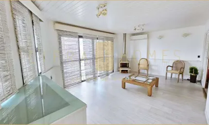 Apartamento à venda com 3 Dormitórios, 2 Suítes, reformado e com Lareira.