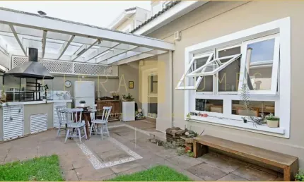 Casa 3 dorms, suíte com closet, jardim, área gourmet e 3 vagas em localização nobre.