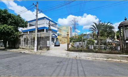 Ponto comercial para locação, amplo, com 3 andares, 7 banheiros, garagem e estacionamento.