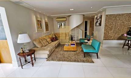 Cobertura Duplex à venda com 4 dormitórios, spa, piscina aquecida e autossuficiência energética.