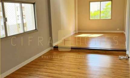 Amplo apartamento com 4 dormitórios, suíte, sala iluminada e 2 vagas em ótima localização.