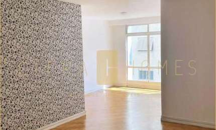 Apartamento disponível para locação com 3 dormitórios, sala ampla e 2 vagas em excelente localizaçã