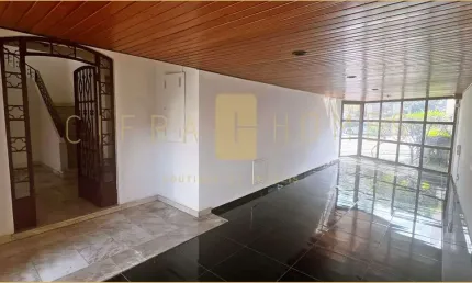 Casa ampla para locação e venda, com 14 salas, 9 banheiros e 10 vagas, a 250m do Parque Ibirapuera.