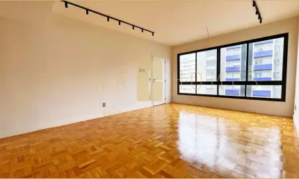Encantador apartamento de esquina à venda, 3 suítes, 4 banheiros, reformado e parcialmente mobiliad