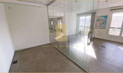 Conjunto comercial de 183m² com salas, copa, varandas e 4 vagas próximo ao metrô.