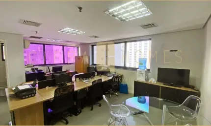 Sala comercial ampla, iluminada, com copa e ar-condicionado em localização privilegiada.