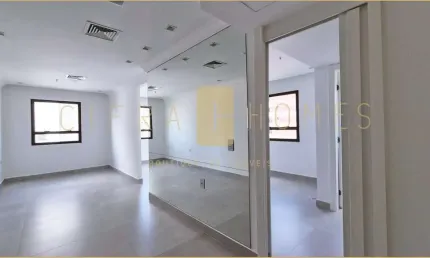 Sala comercial reformada, 2 banheiros, ar condicionado e 5 salas, para locação