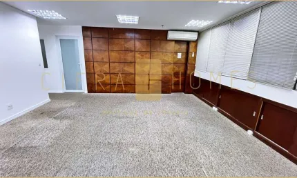 Conjunto comercial para locação com 180m², 4 banheiros e 4 vagas em excelente localização.