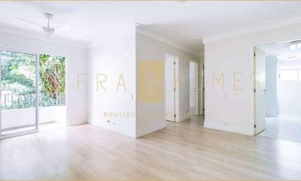 Apartamento reformado com sacada, 2 dormitórios e 1 vaga a 1 quadra da Av. Paulista.