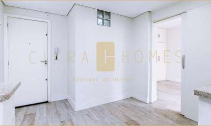 Apartamento reformado para locação, de 35m², 1 dormitório amplo, vaga e ótima localização.