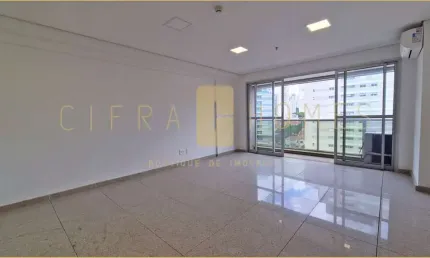 Sala comercial para locação, com 37m², sacada e ar-condicionado com vista privilegiada.
