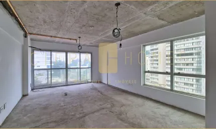 Sala comercial com 37 m² à venda, com sacada, vista livre, banheiro e excelente iluminação natural