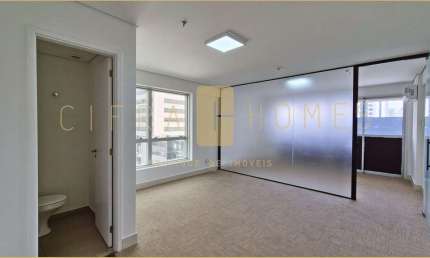 Sala comercial com 37m², com ambiente iluminado, sacada, divisória exclusiva e ar condicionado, dis