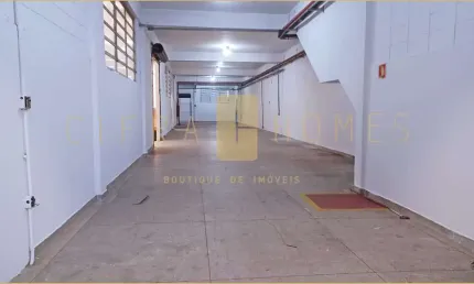 Galpão industrial disponível para locação, com 875 m², doca, entrada para carretas e escritórios eq