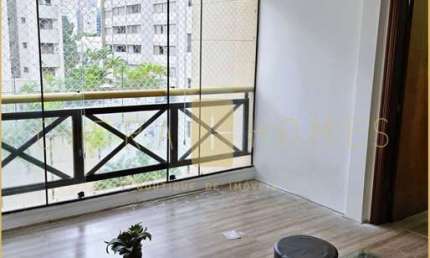 Apartamento com 3 suítes, varanda, 2 vagas e lazer completo em rua tranquila de Moema