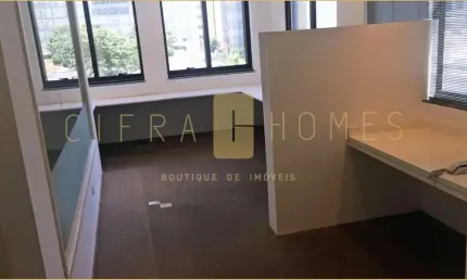 Sala à venda com 60m², 2 Banheiros, Vaga e Ar Condicionado Central, à 200m da Faria Lima