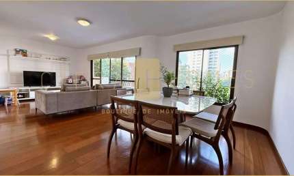 Apartamento à venda em Moema, 142m², com 2 suítes, iluminação abundante e excelente lazer.