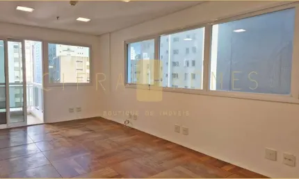 Sala comercial com 30m², para locação, nos Jardins com sacada, perto do Metrô Trianon.