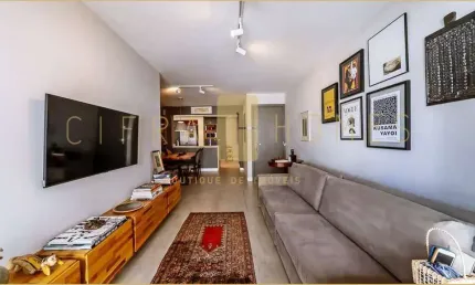 Apartamento de 95 m² com três dormitórios, duas suítes, ar-condicionado e duas vagas, em edifício c