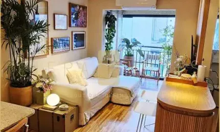 Apartamento mobiliado, 2 dormitórios, 1 suíte, com varanda e vaga com manobrista em rua tranquila n