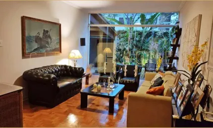 Casa térrea com 3 suítes, edícula, quintal projetado por paisagista e localização privilegiada no j