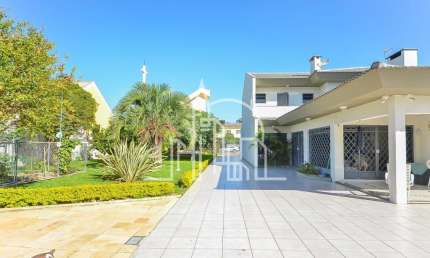 Casa com 676 m² em terreno de 1.350 m², 4 quartos sendo 2 suítes, à venda no bairro Hauer, em frente a Igreja Santa Rita de Cássia