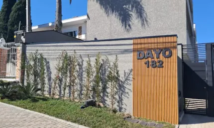 Triplex com 172 m², 3 quartos sendo 1 suíte à venda no bairro Bacacheri.