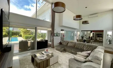 Casa com 4 quartos, sendo 2 suítes em Florianópolis - SC