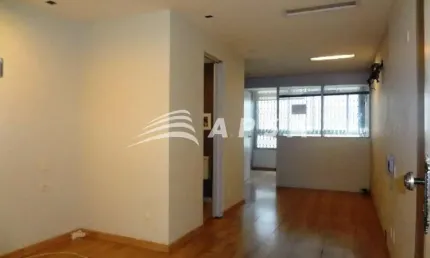 EXCELENTE SALA COMERCIAL COM 30M2, TODA EM PISO LAMINADO, 2 AMBIENTES COMPOSTO POR DIVISÓRIA, 1 BANH