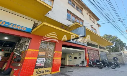 APARTAMENTO FRENTE COM HALL, SALA, DOIS QUARTOS, BANHEIRO SOCIAL, COZINHA, ÁREA DE SERVIÇO, QUARTO D