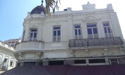 EXCELENTE SOBRADO COM VÃO LIVRE E LOJA TÉRREA INTEGRADA, COM ESPAÇO PRONTO PARA INSTALAÇÃO DE ELEVAD