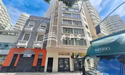 ÓTIMO CONJUGADO COM 23 M² DE ÁREA CONSTRUIDA, MOBILIADO. BANHEIRO C/ ARMARIO, BOX, COZINHA C/ ARMÁRI