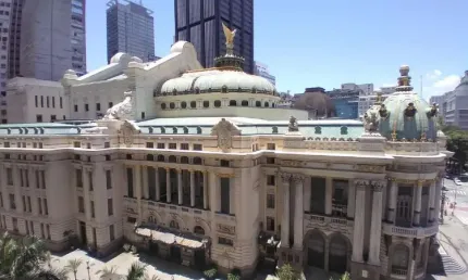 Sala Comercial em ótima localização, saída do metrô Carioca, andar alto com vista para o Teatro Muni