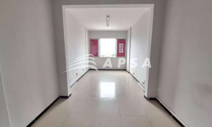 SALA COMERCIAL NO CENTRO, A 100 METROS DA PRAÇA DO FERREIRA, COM 38M², DISPÕE DE BANHEIRO PRIVATIVO.
