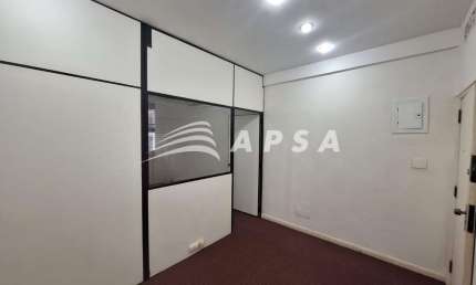 EXCELENTE CONJUNTO DE TRÊS SALAS, PODENDO SER ALUGADAS SEPARADAS, TOTAL DE 120M², BEM ESPAÇOSAS E MU