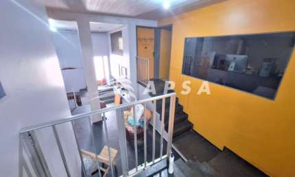 CASA COMERCIAL TRIPLEX, BEM ESTRUTURADA E SEGURA, APROX. 500M², GARAGEM PARA 2 A 3 CARROS, BEM LOCAL