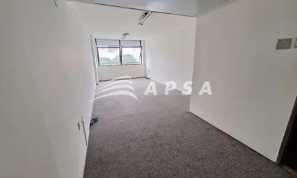 EXCELENTE SALA COMERCIAL NO CENTRO RIO, COM 27M², BANHEIRO SOCIAL E VAGA DE GARAGEM. PREDIO COM TOTA