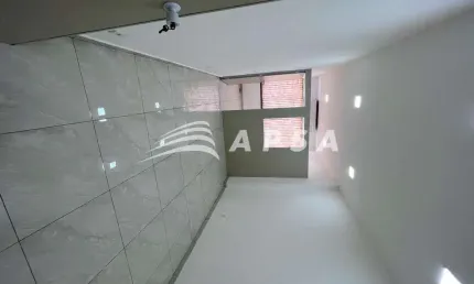 No coração do centro, em localização estratégica e de fácil acesso, esta sala comercial para aluguel