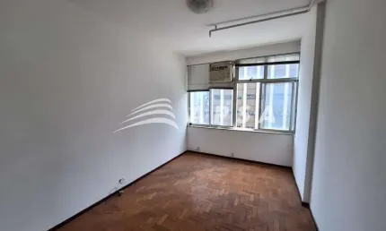 EXCELENTE SALA COMERCIAL LOCALIZADA NO CENTRO DO RIO, 30M² APROXIMADOS, DE FRENTE, RECEPÇÃO, BANHEIR